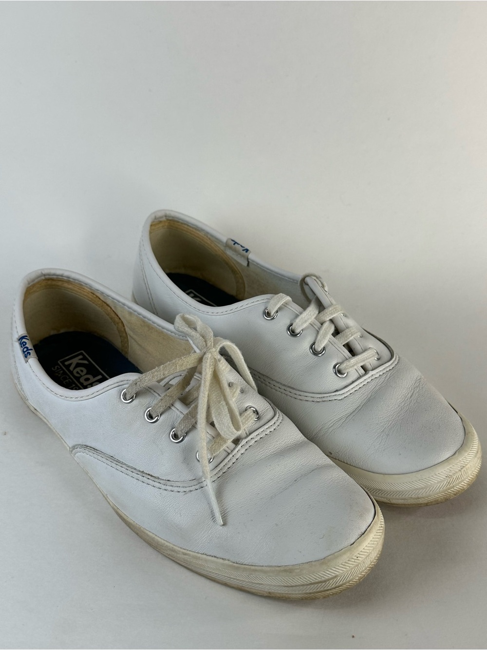 Keds White Canvas Sneakers • Classic Casual Lace Up Shoes • Size 6.5